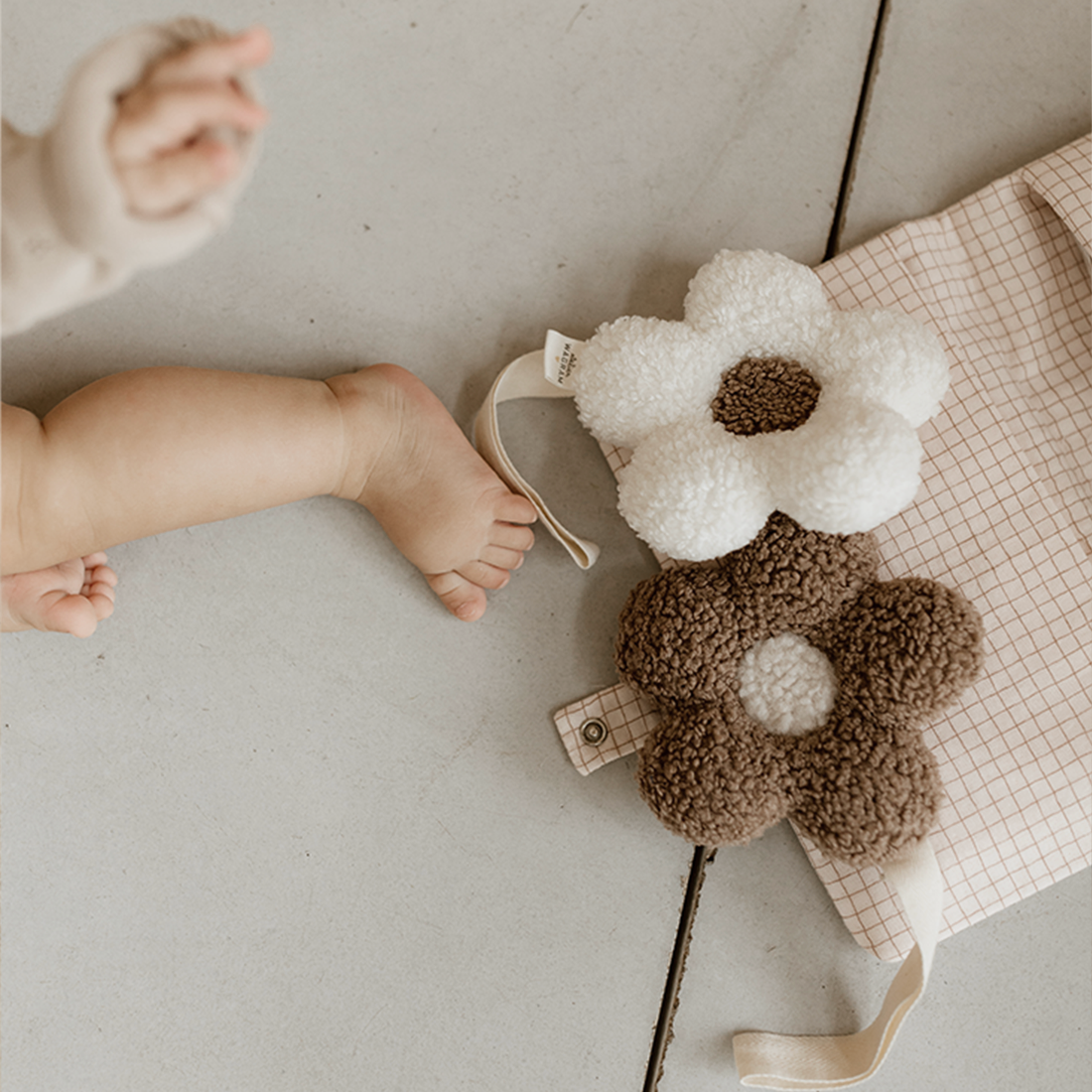 Attache tetine - fleur beige